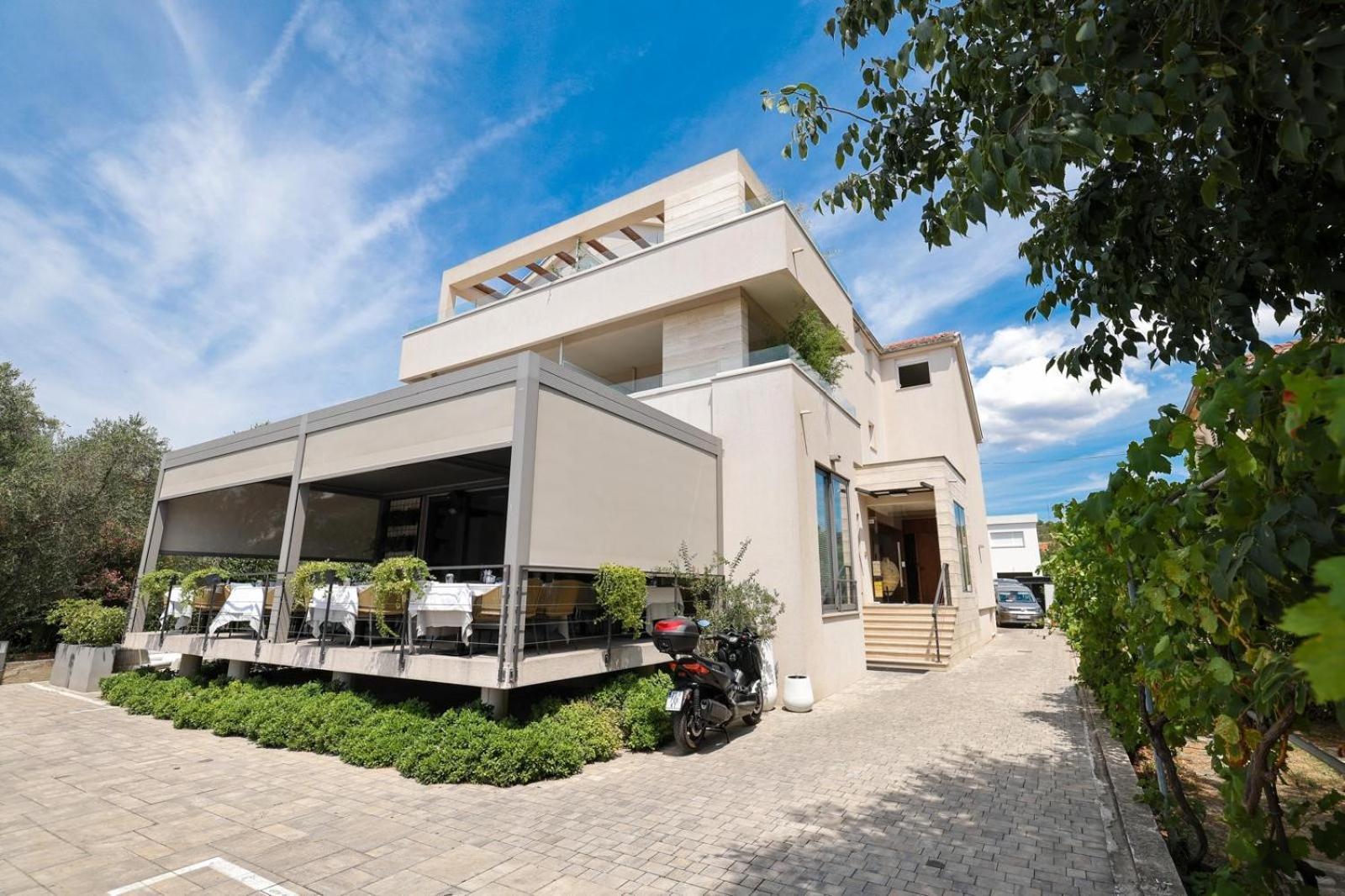 Rooms & Restaurant Matanovi Dvori Sukošan Exterior foto